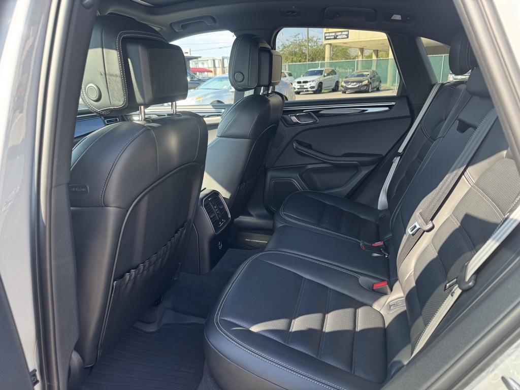 2023 Porsche Macan T photo 9