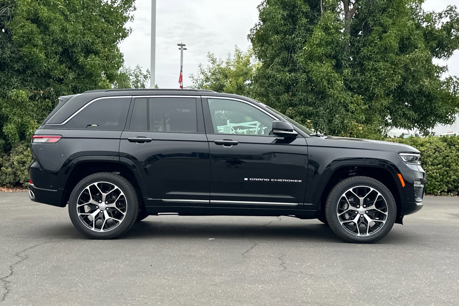 2025 Jeep Grand Cherokee Summit Reserve photo 3