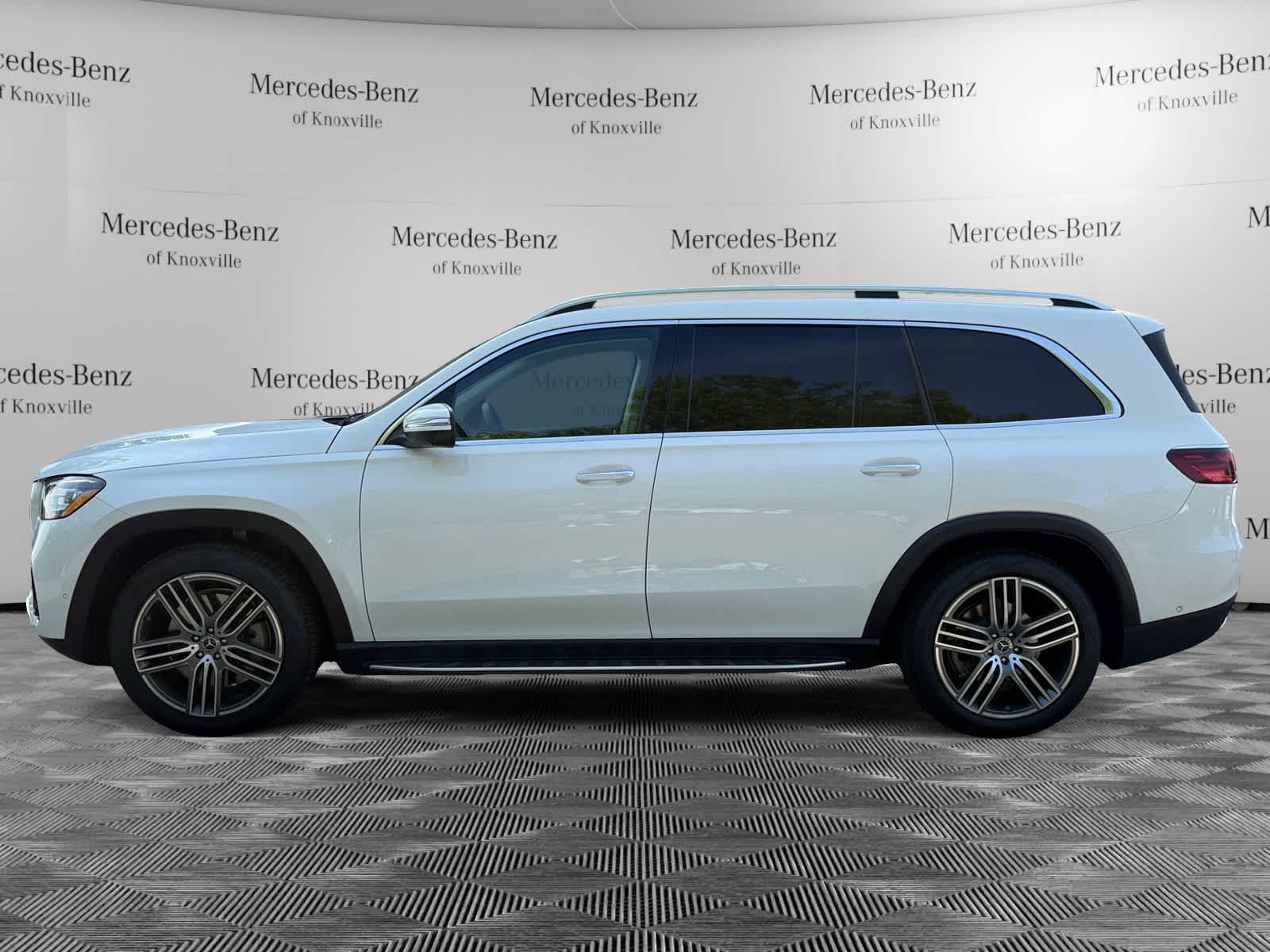 2025 Mercedes Benz GLS 450 4MATIC photo 2
