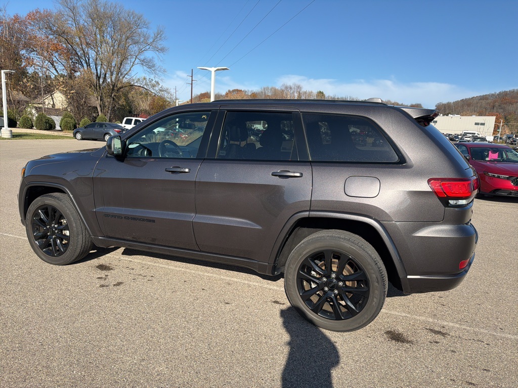 2021 Jeep Grand Cherokee Laredo X photo 3