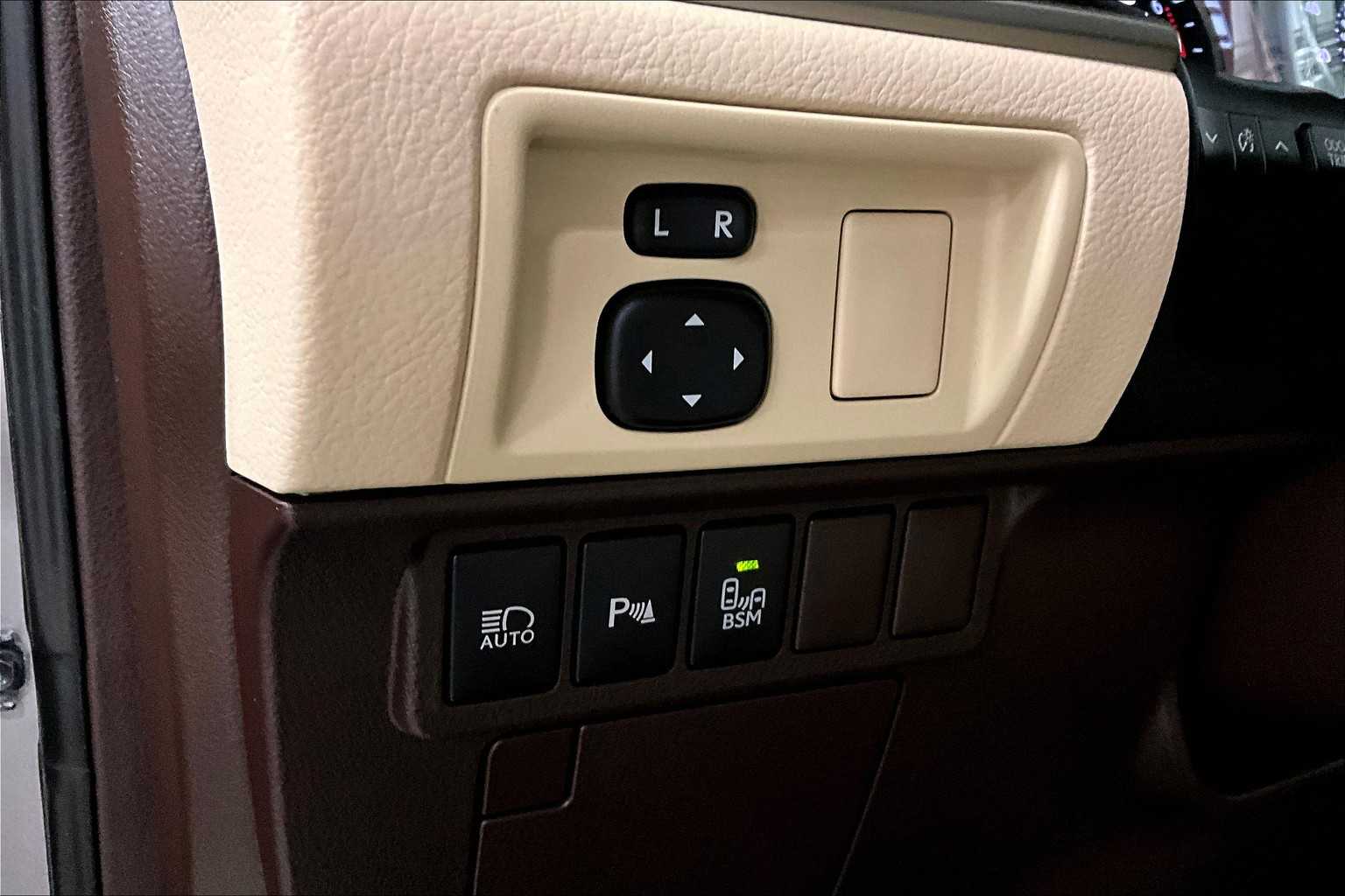 2017 Lexus ES 350 photo 32