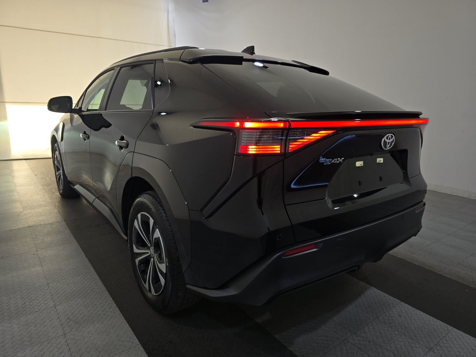 2023 Toyota bZ4X XLE photo 4