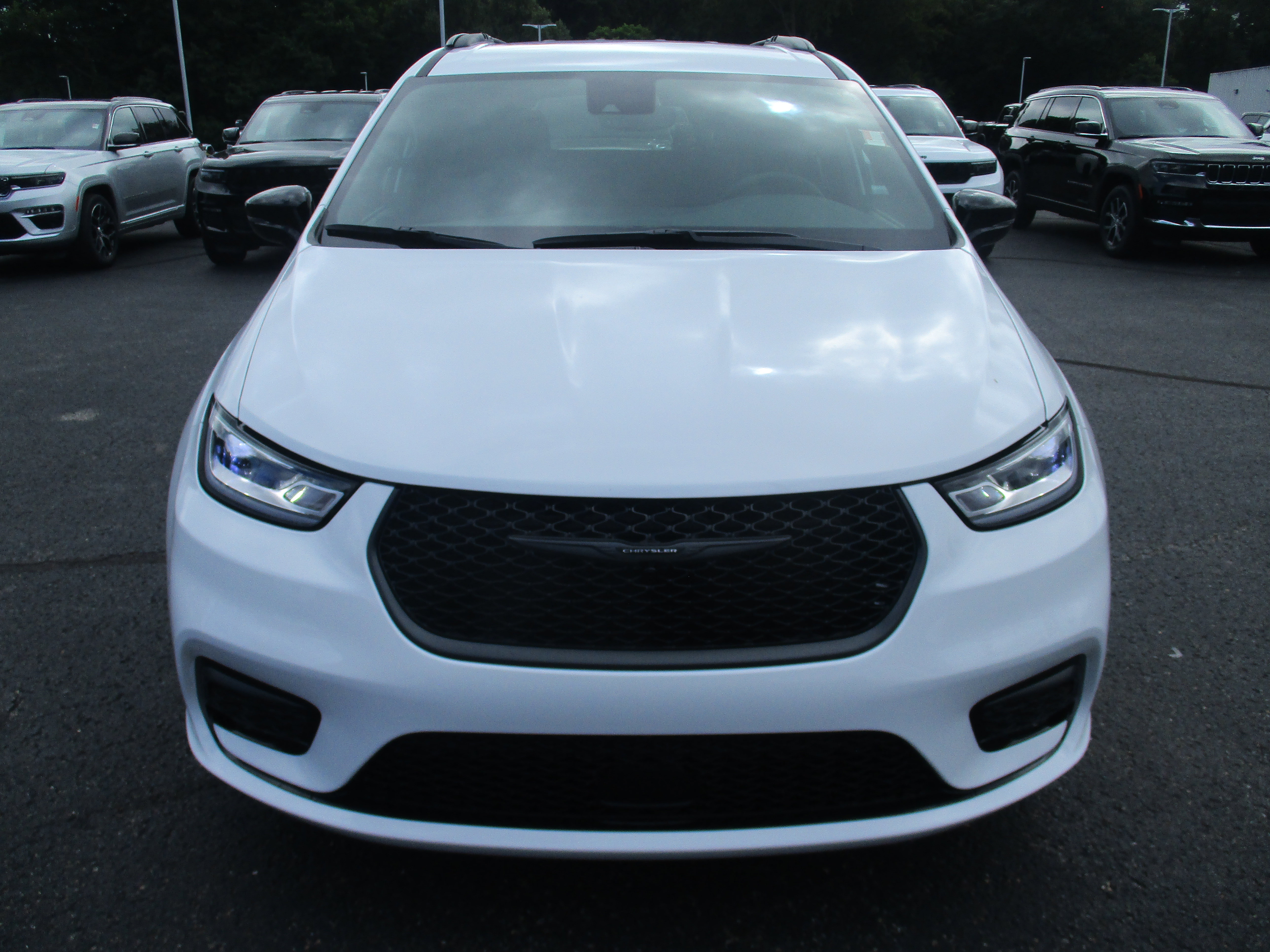 2025 Chrysler Pacifica photo 4