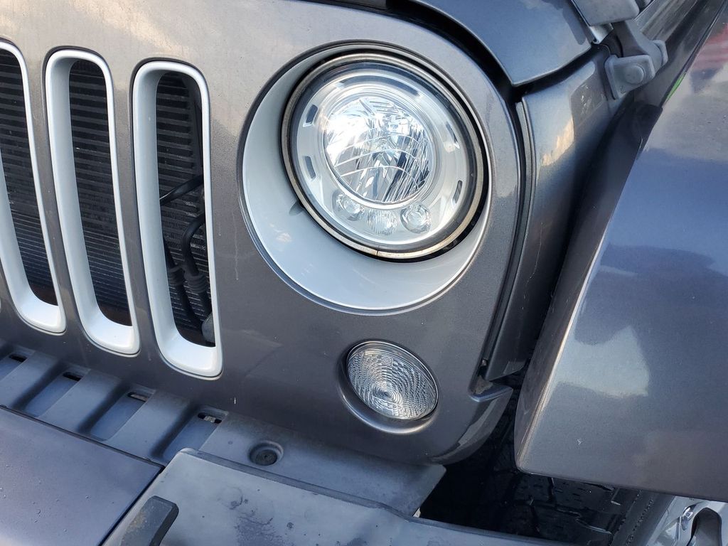2018 Jeep Wrangler Sahara photo 16