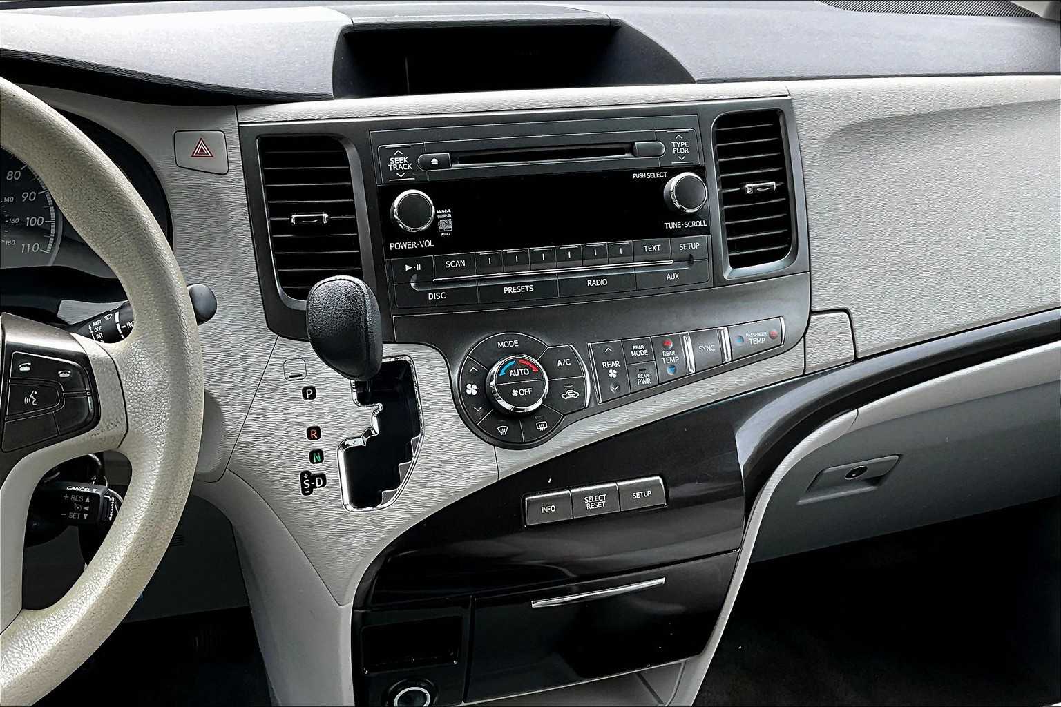 2014 Toyota Sienna LE photo 6
