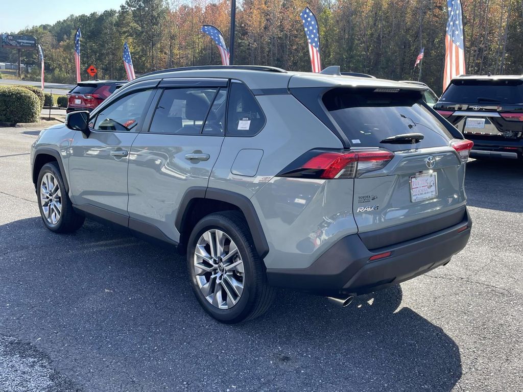 2021 Toyota RAV4 XLE Premium photo 4