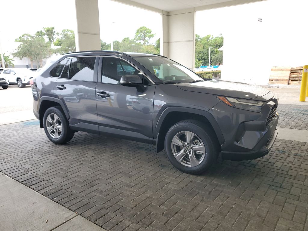 2025 Toyota RAV4 XLE photo 4
