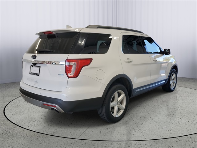 2017 Ford Explorer XLT photo 3