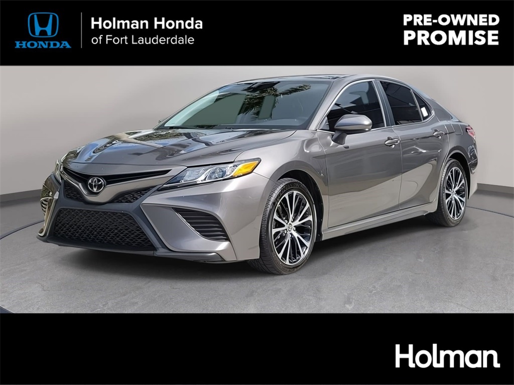 2020 Toyota Camry SE's photo