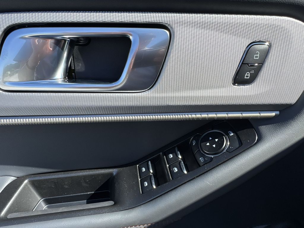 2025 Ford Explorer photo 15