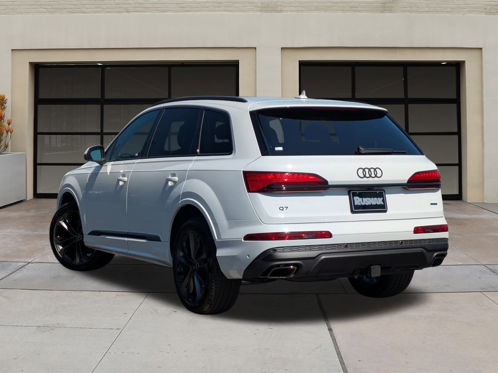 2025 Audi Q7 55 Premium Plus photo 3