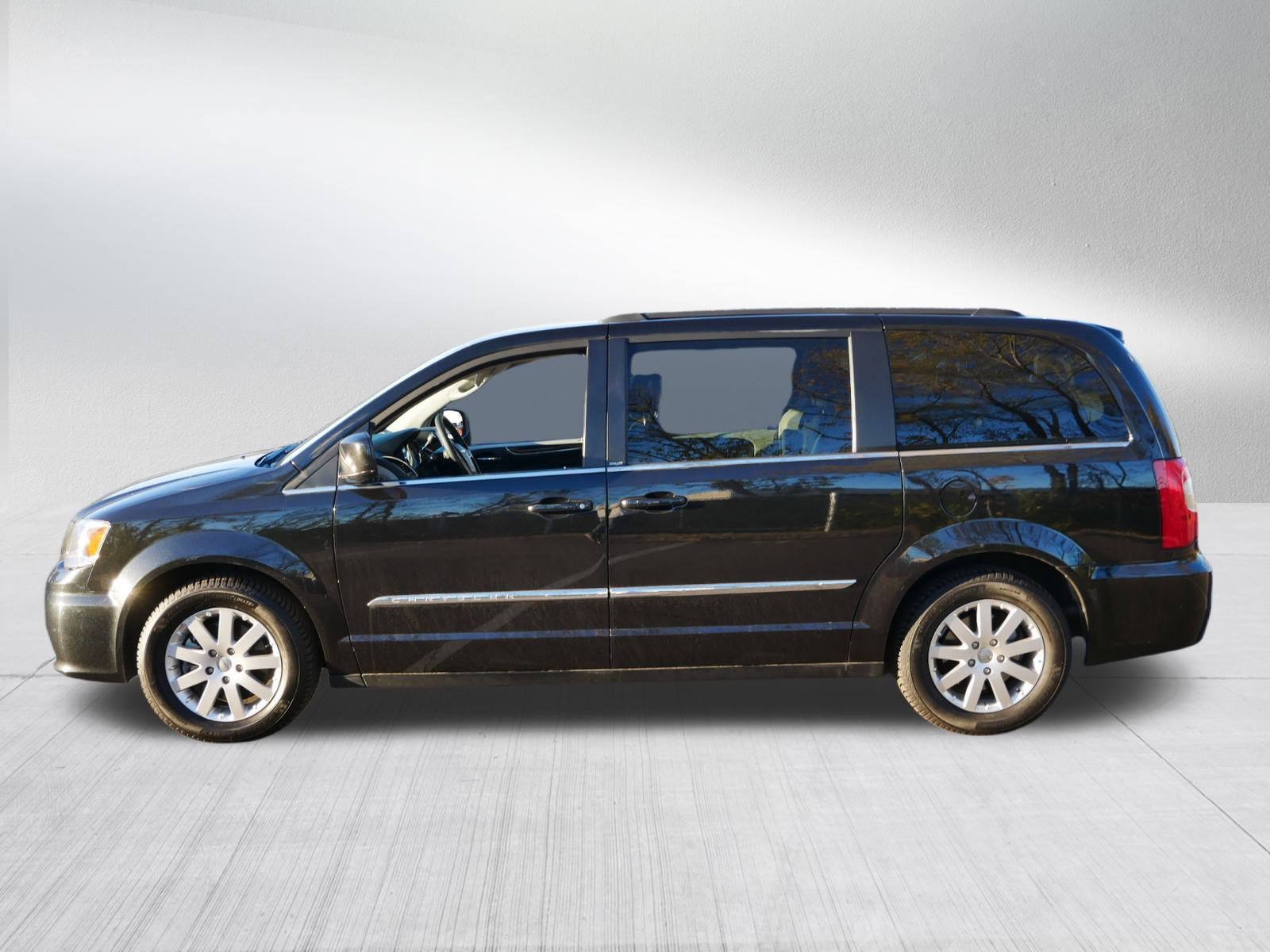 2014 Chrysler Town & Country Touring photo 4