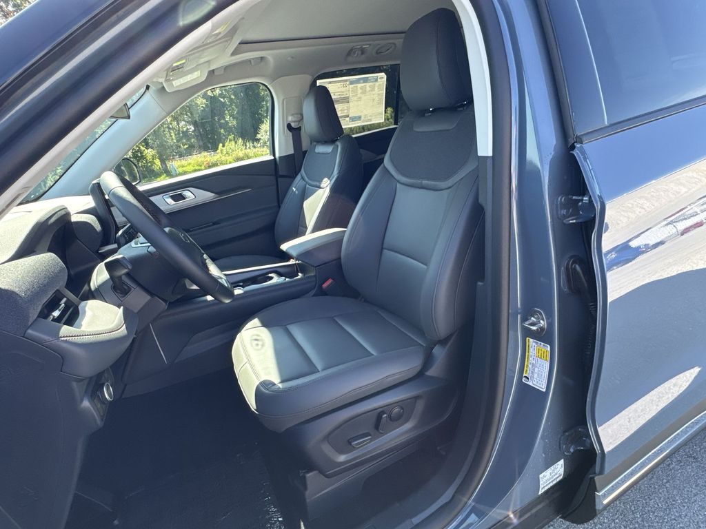 2025 Ford Explorer photo 13