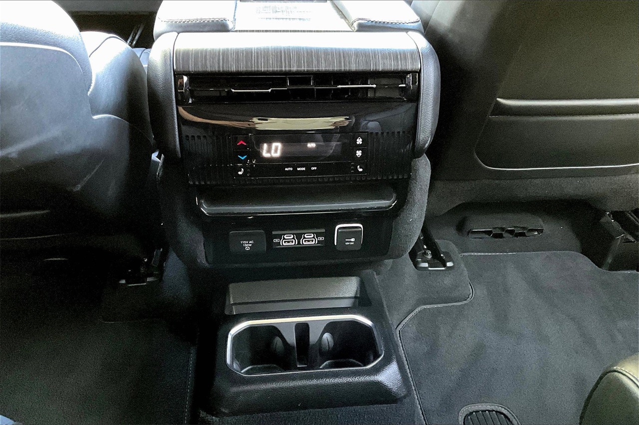 2024 Jeep Wagoneer L Series II photo 15