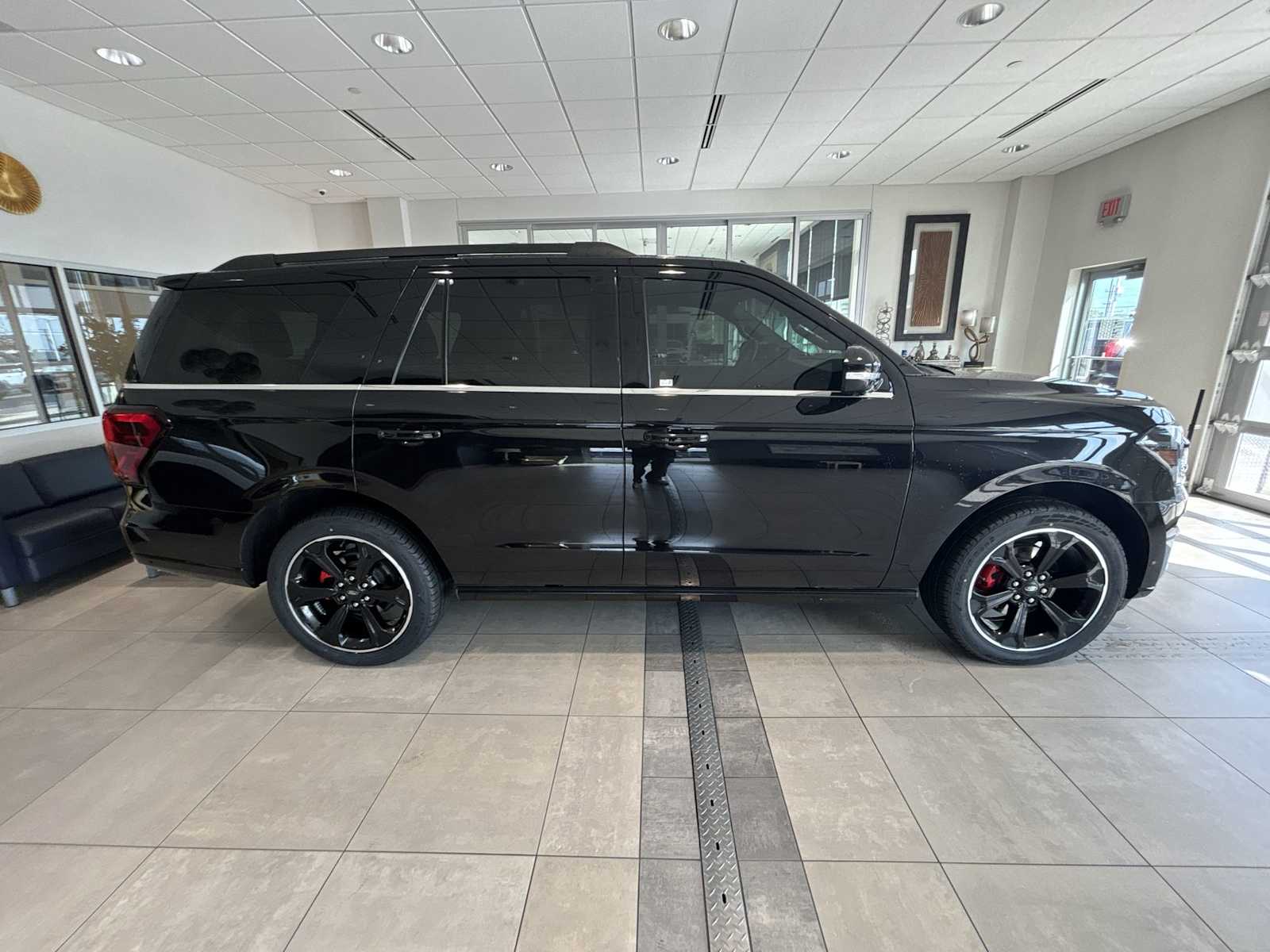 2022 Ford Expedition Limited photo 2