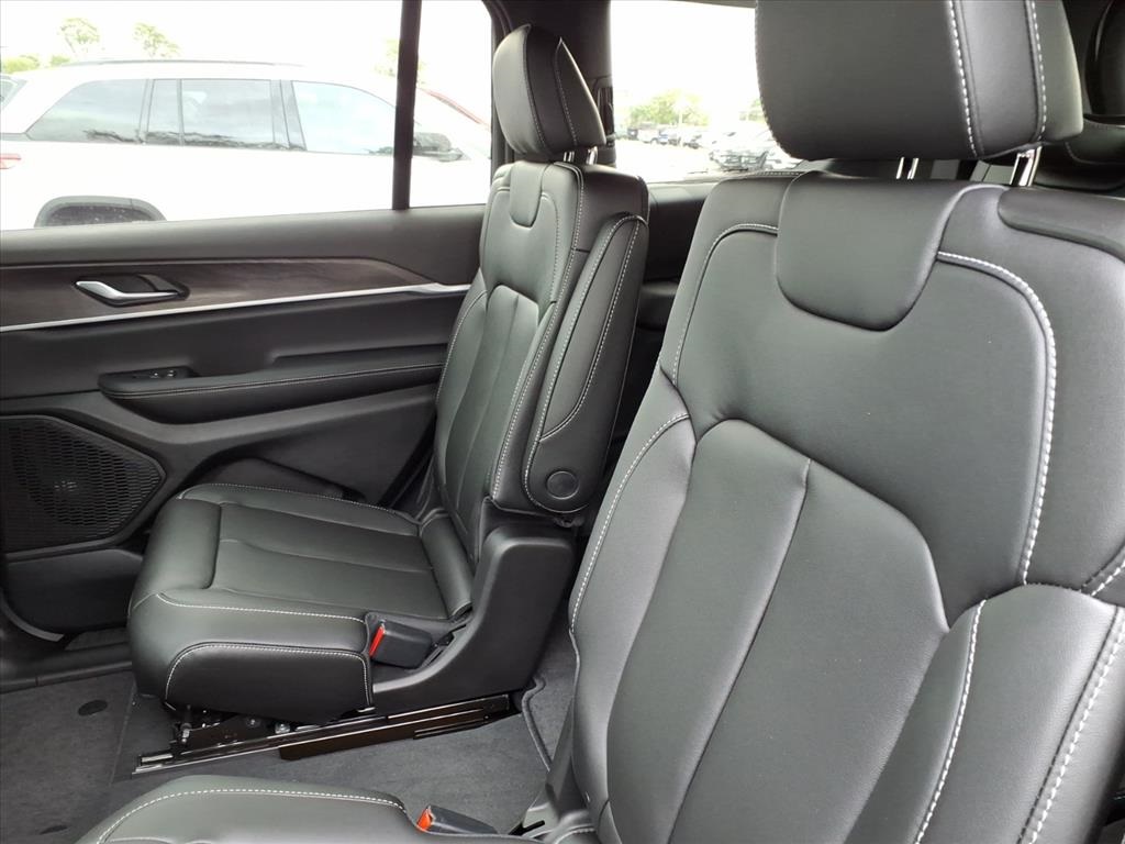 2025 Jeep Grand Cherokee Limited photo 12