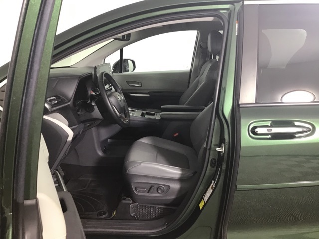 2021 Toyota Sienna XLE photo 5