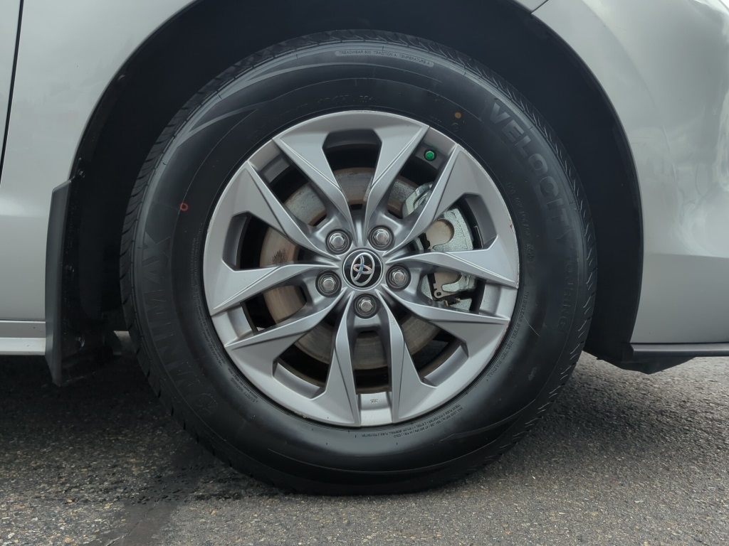 2021 Toyota Sienna XLE photo 9