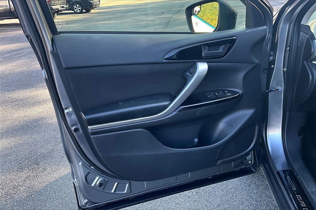 2019 Mitsubishi Eclipse Cross LE photo 9