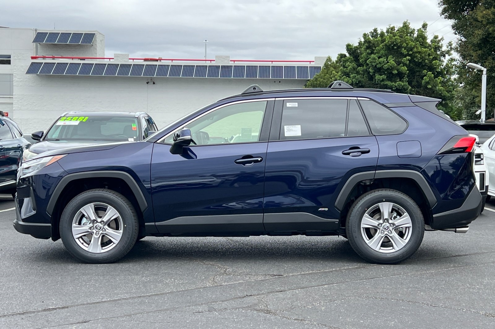 2025 Toyota RAV4 Hybrid XLE photo 4