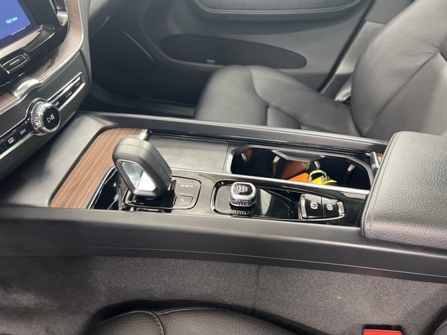 2022 Volvo XC60 B5 Momentum photo 14