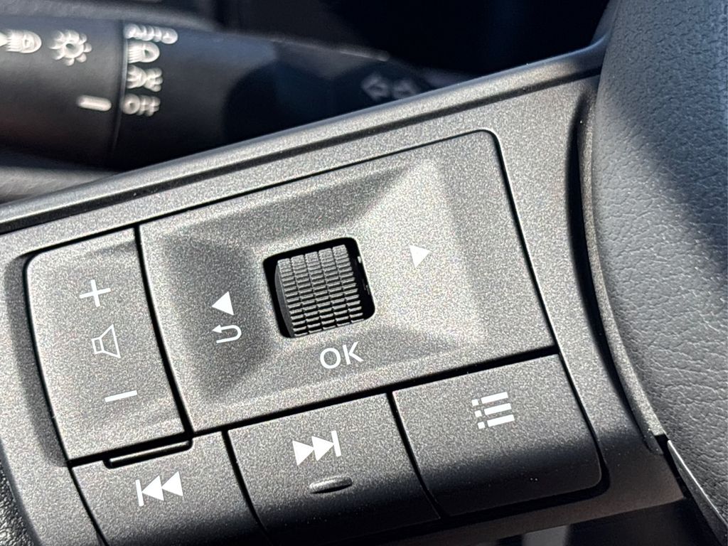 2025 Nissan Kicks SV photo 28
