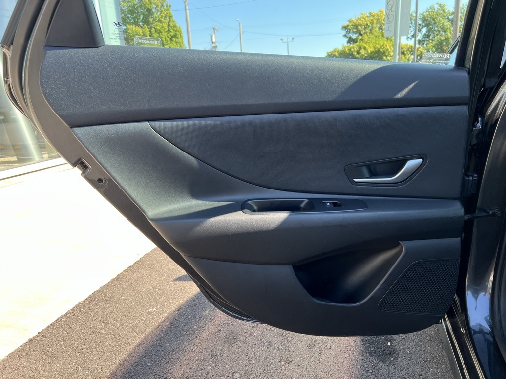 2022 Hyundai Elantra SEL photo 24