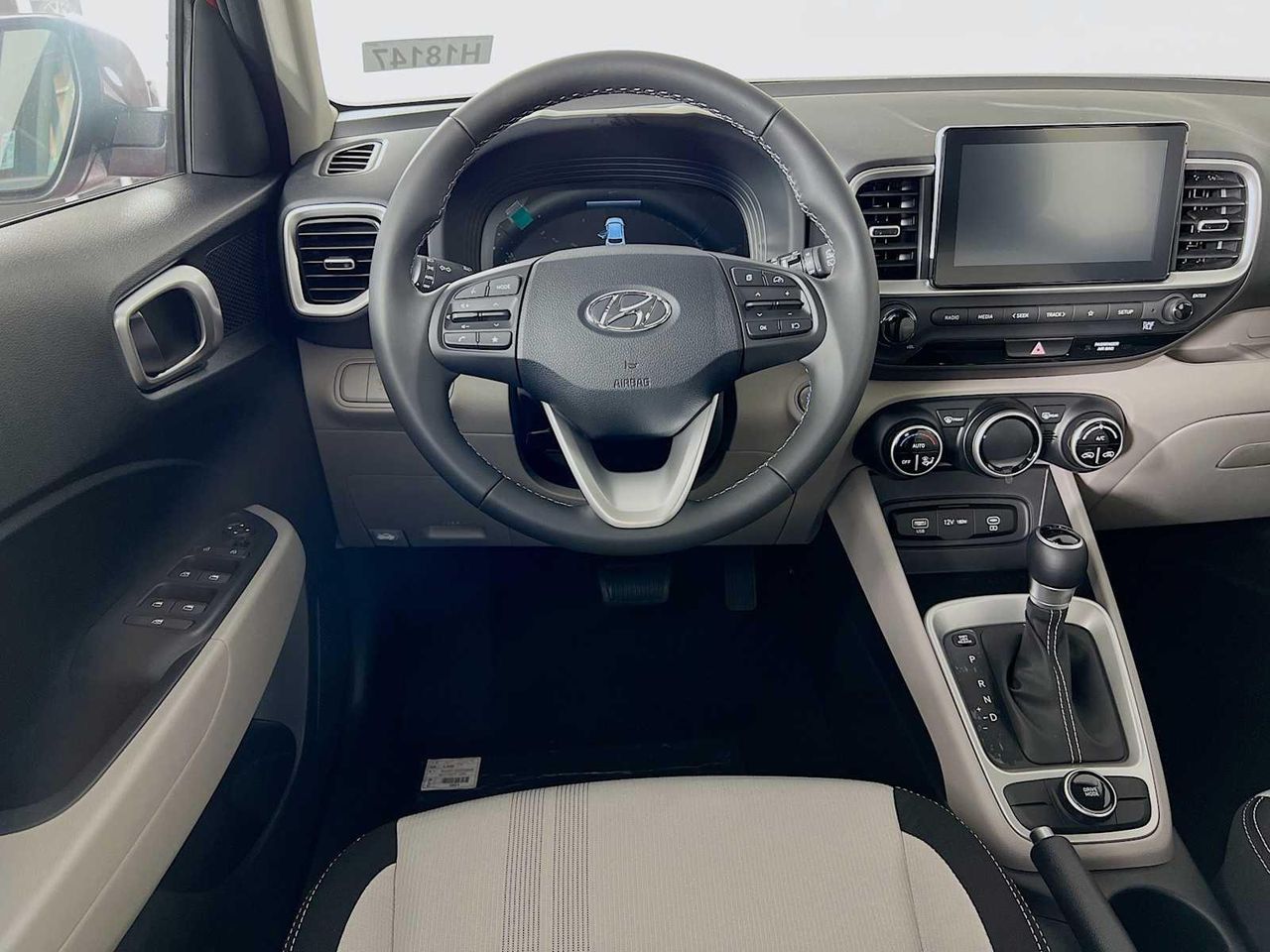 2025 Hyundai Venue SEL photo 3