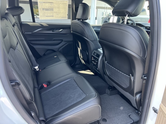 2025 Jeep Grand Cherokee Altitude photo 16