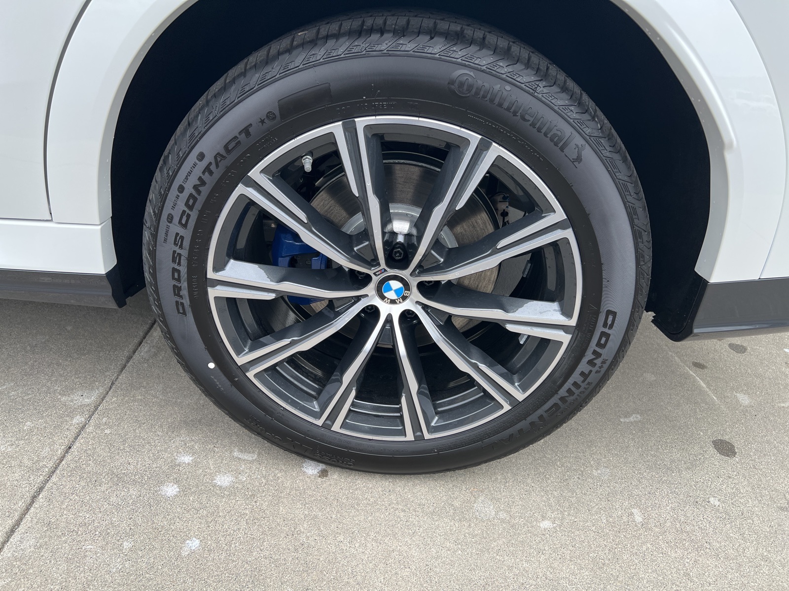 New 2026 Mineral White Metallic BMW xDrive40i image 6