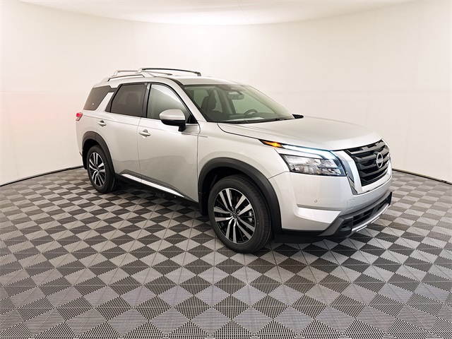2025 Nissan Pathfinder Platinum's photo