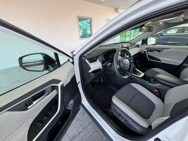 2024 Toyota RAV4 XLE photo 9