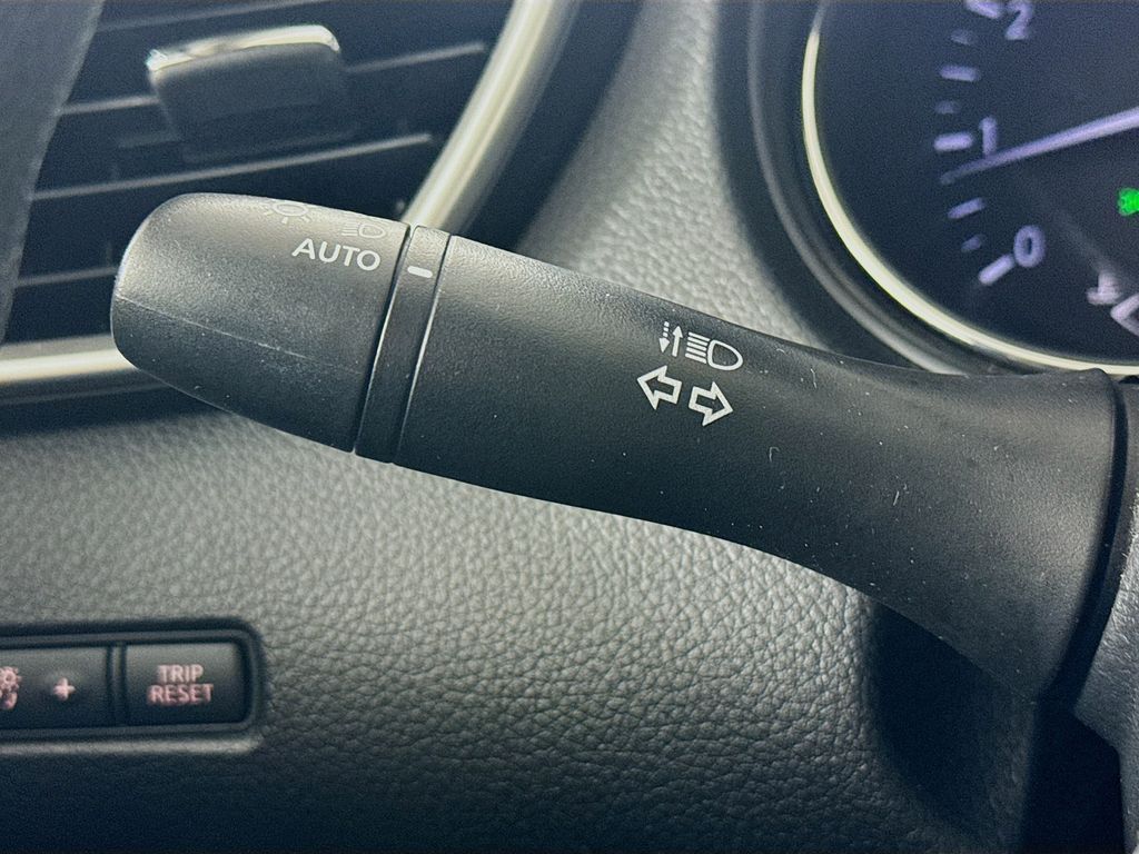 2015 Nissan Rogue SV photo 12