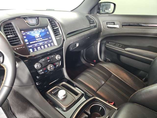 2016 Chrysler 300 S photo 21