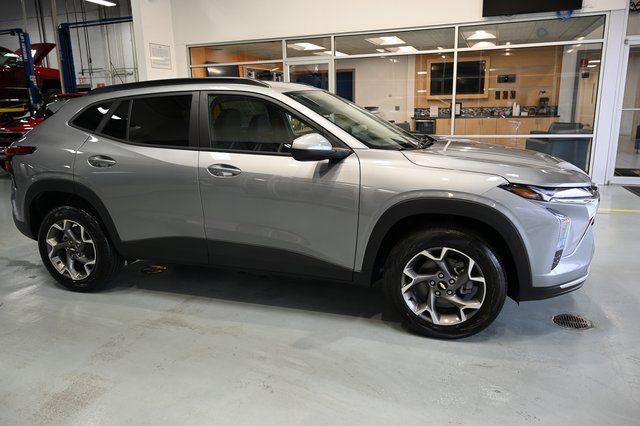 2025 Chevrolet Trax LT photo 4