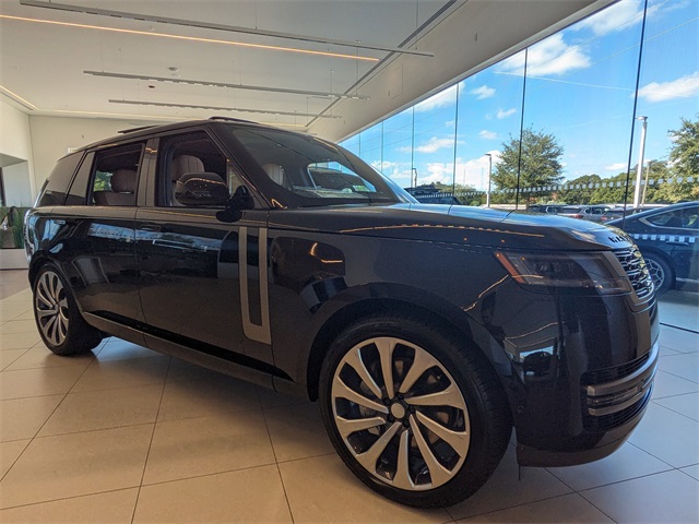 2025 Land Rover Range Rover SE's photo