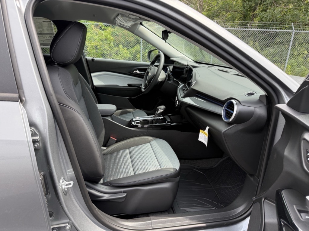 2025 Chevrolet Trax LT photo 3