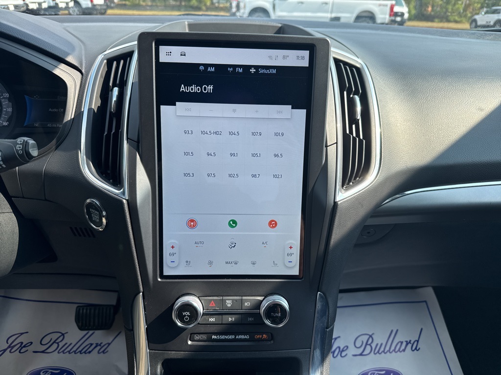 2024 Ford Edge Titanium photo 2