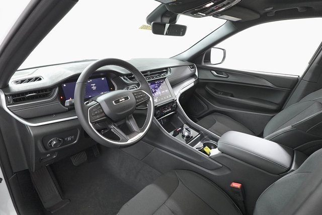2025 Jeep Grand Cherokee Laredo photo 13
