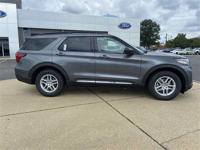 2025 Ford Explorer photo 2