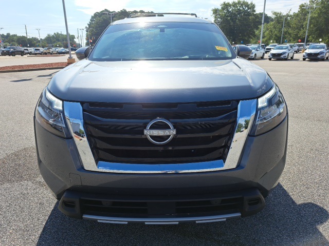 2024 Nissan Pathfinder Platinum photo 2