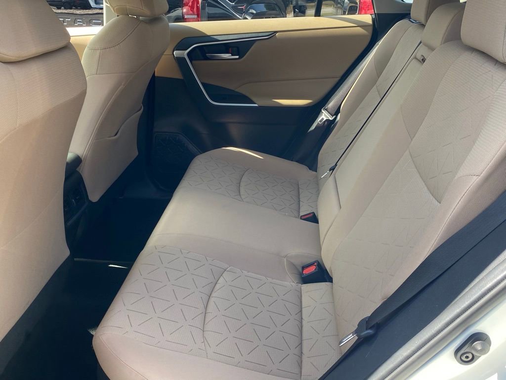 2022 Toyota RAV4 Hybrid XLE photo 6