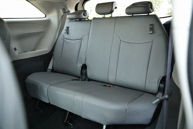 2024 Toyota Sienna XLE photo 27