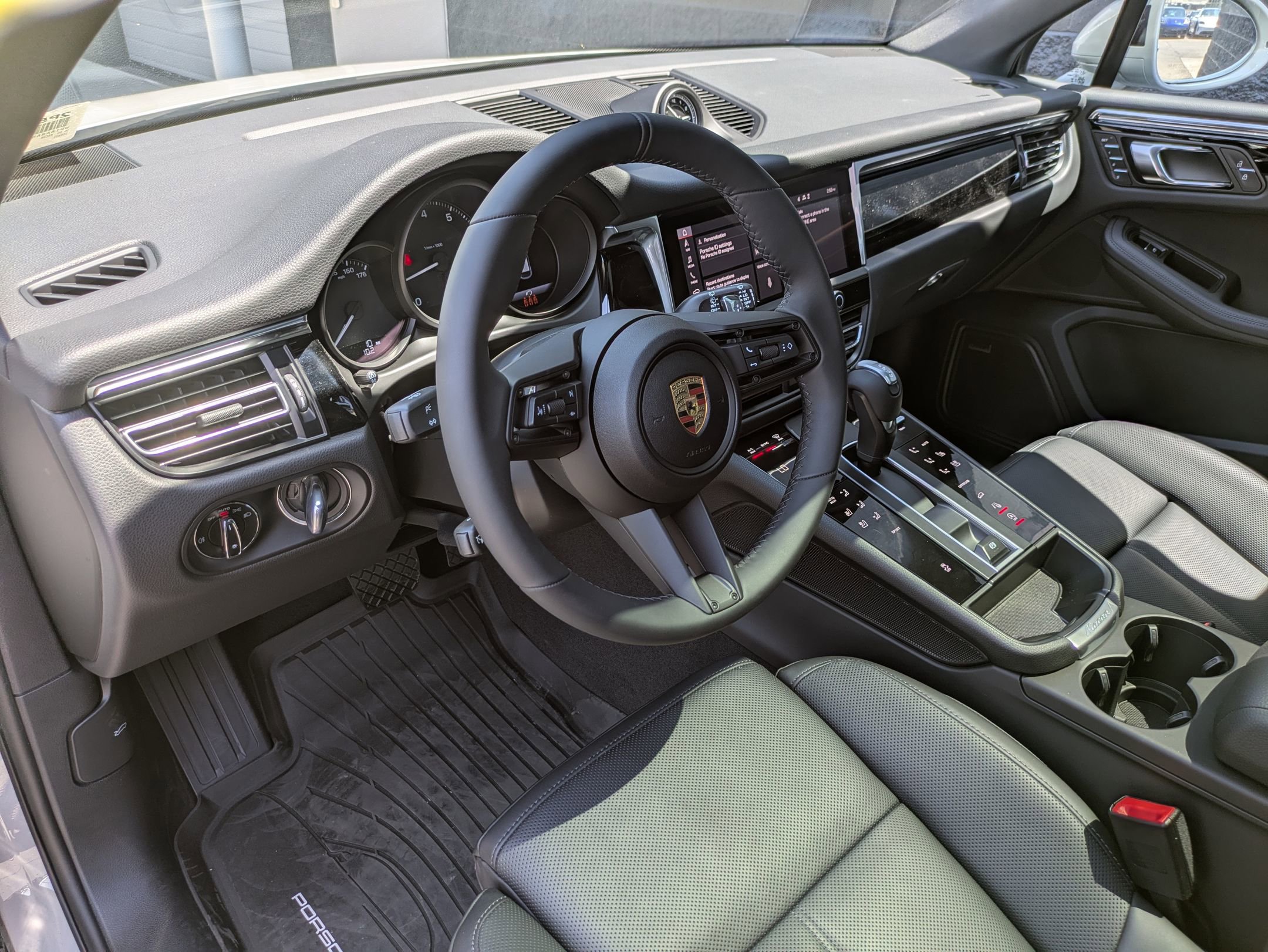 2025 Porsche Macan T photo 4