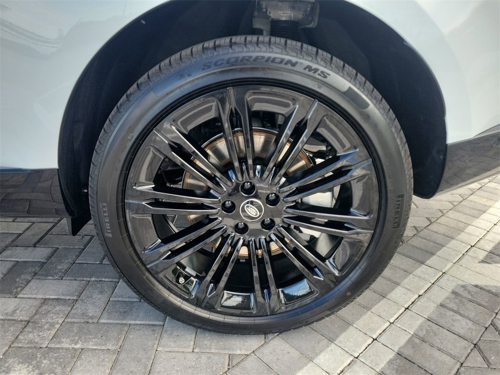 2025 Land Rover Range Rover SE photo 13