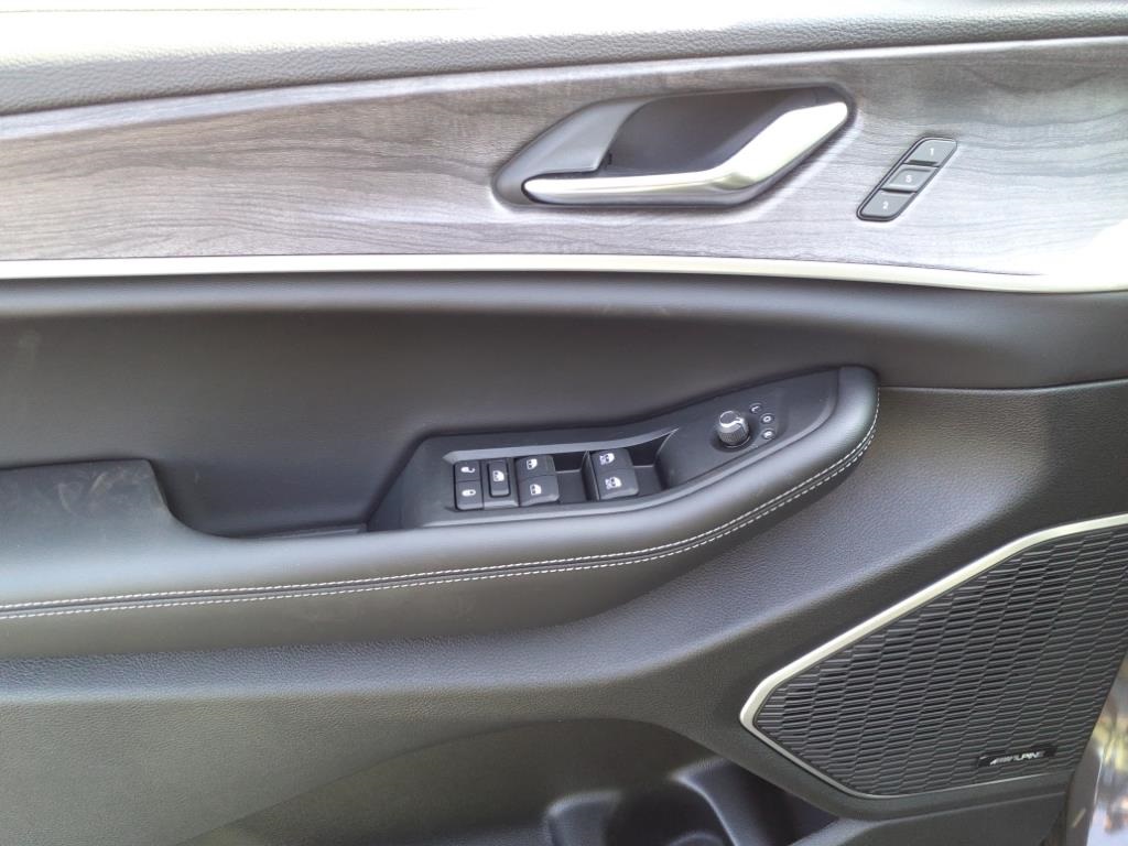 2025 Jeep Grand Cherokee Limited photo 4