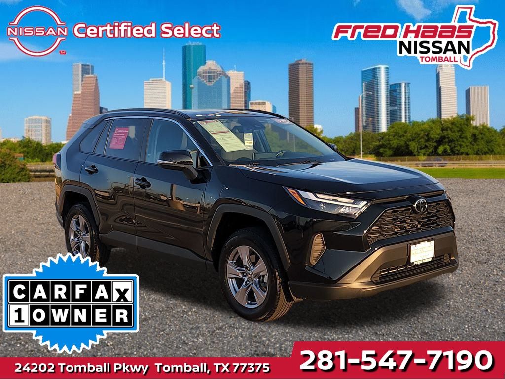 2025 Toyota RAV4 XLE's photo