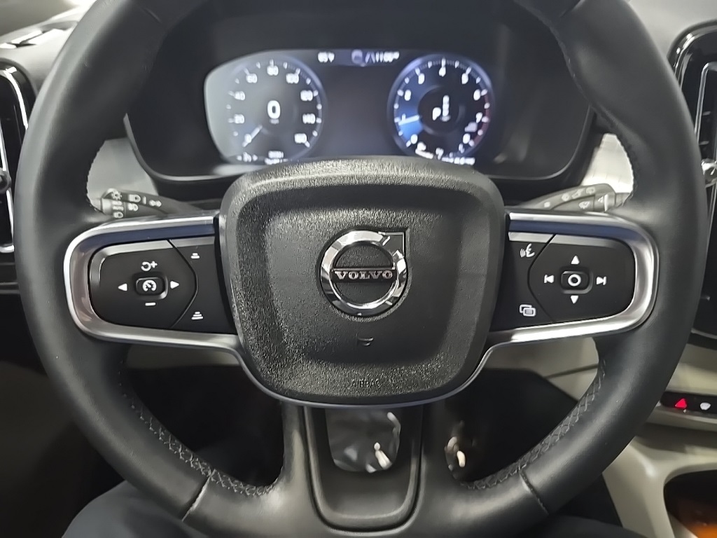 2022 Volvo XC40 Momentum photo 18
