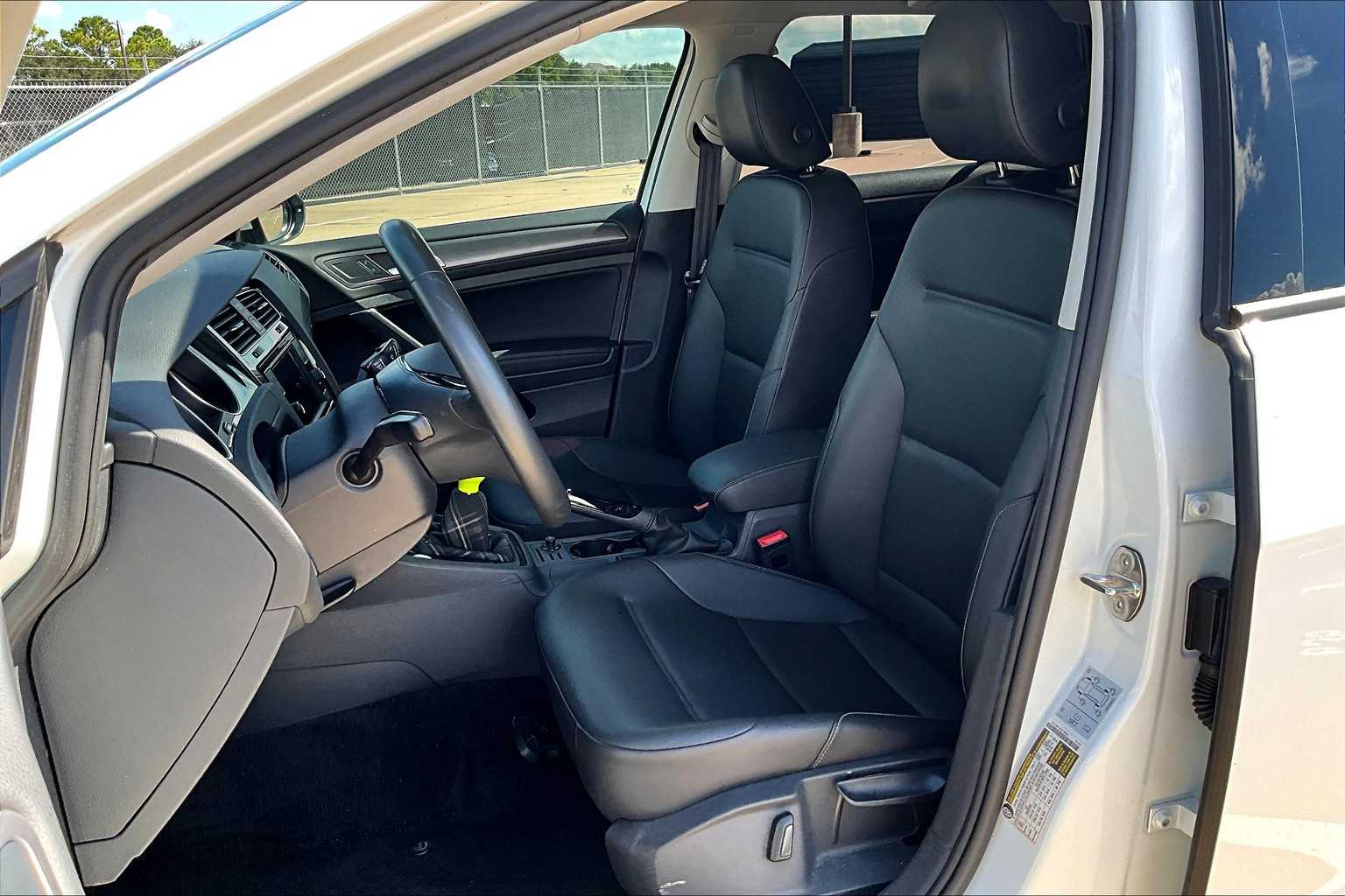 2021 Volkswagen Golf TSI photo 7