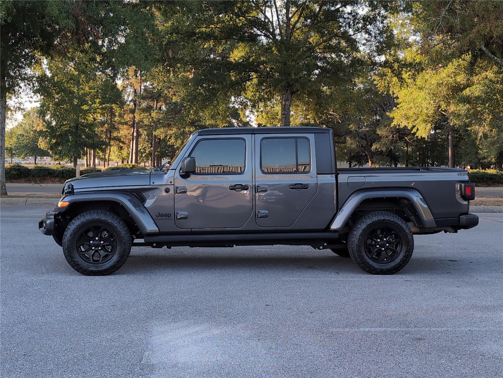 2021 Jeep Gladiator Willys photo 2